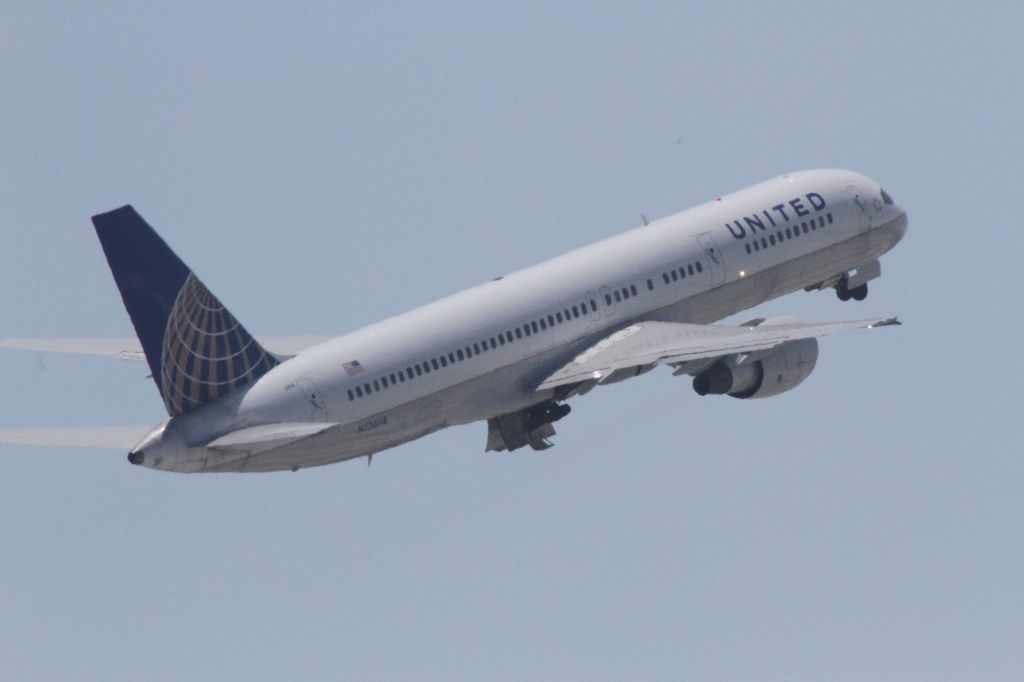 Boeing 757-200 (N524UA)