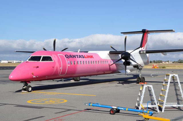 de Havilland Dash 8-400 (VH-QOH) - Back in March 2010 when Qantaslink Dash 8-400s serviced Adelaide