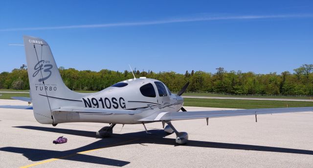 Cirrus SR-22 (N910SG) - On the ramp at KMCD