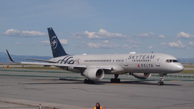 Boeing 757-200 (N717TW)