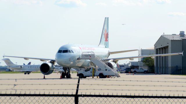 Airbus A319 (C-GBHN)