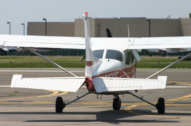 Cessna Skyhawk (N8073E) - Waiting for Clearance to Take Off at FRG