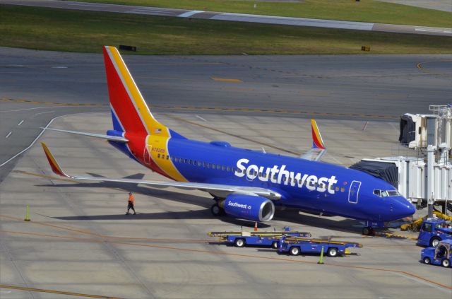 Boeing 737-700 (N7826B) - Arriving from KDCA