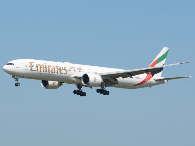BOEING 777-300ER (A6-EBK) - Kystvejen RWY22L