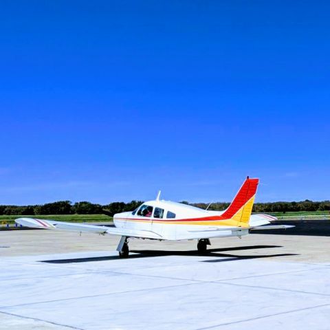 Piper Cherokee (N40768) - Clear skies, full tanks... cant lose!