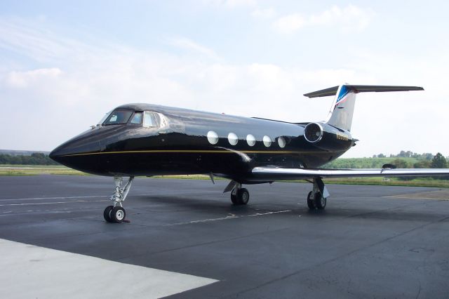 Gulfstream American Gulfstream 2 (N269HM) - LARRY FLYNTS HUSTLER GULFSTREAM II PARKED AT BIG SANDY AIRPORT IN PRESTONSBURG, KY.