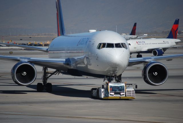 BOEING 767-300 (N1604R)