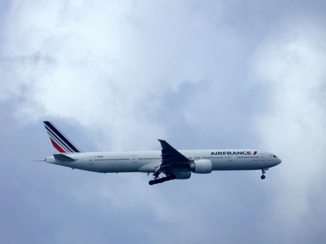 Boeing 777-200 (F-GSQP) - Sur la plage de la Pointe du Bout (Trois Ilets), le vol AF 842 survol la baie de Fort de France pour se poser à Aimé Césaire