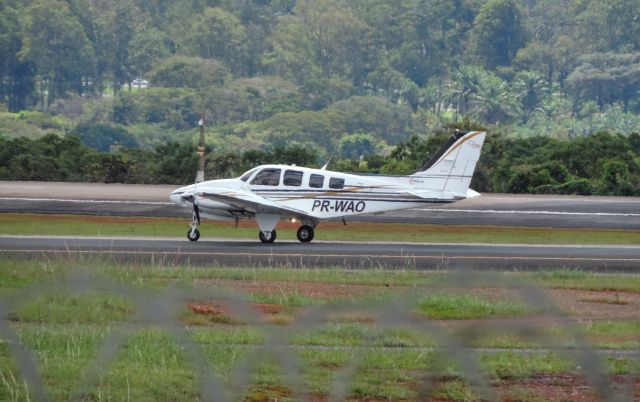 Beechcraft Baron (58) (PR-WAO) - Fotografado ao lado do postinho de BSB,fazia calor.