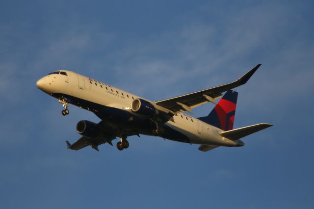 EMBRAER 175 (long wing) (N271SY)