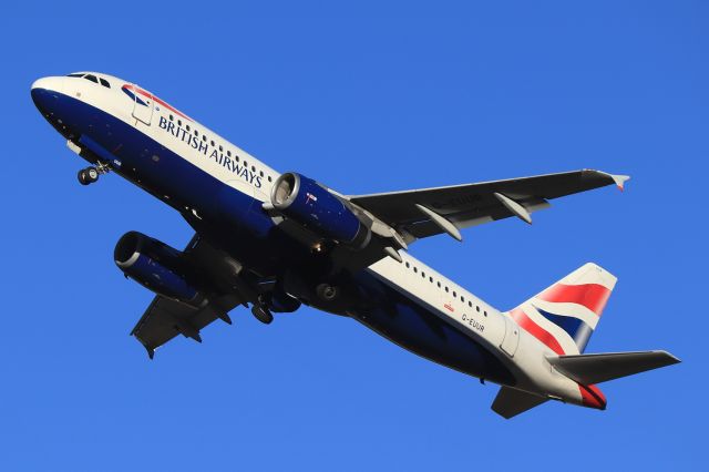 Airbus A320 (G-EUUR)
