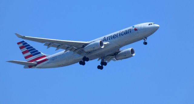 Airbus A330-200 (N288AY) - On final is this 2013 American Airlines Airbus A330-243 in the Spring of 2019.