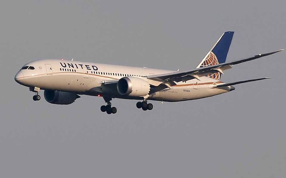 Boeing 787-8 (N20904) - United 787 Landing at KDEN