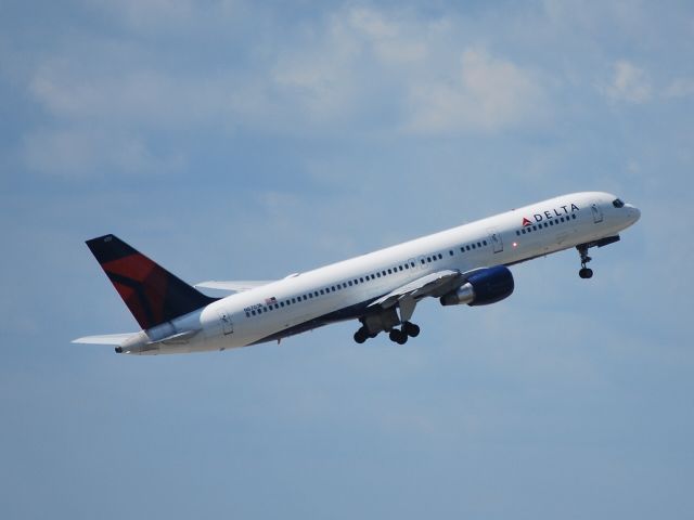 Boeing 757-200 (N6707A) - Departing runway 26L - 8/22/09