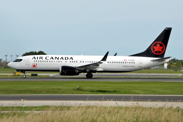 Boeing 737 MAX 8 (C-FSCY)