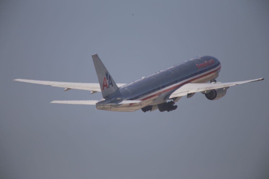 Boeing 777-200 —
