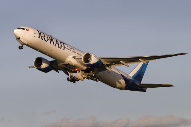 BOEING 777-300 (9K-AOH) - 8th Oct., 2022: Taking off from runway 27L at London Heathrow as flight KU 102.