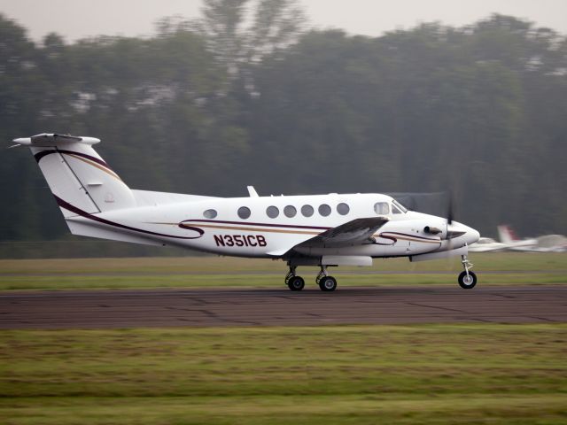 Beechcraft Super King Air 300 (RLI351) - Take off runway 08.