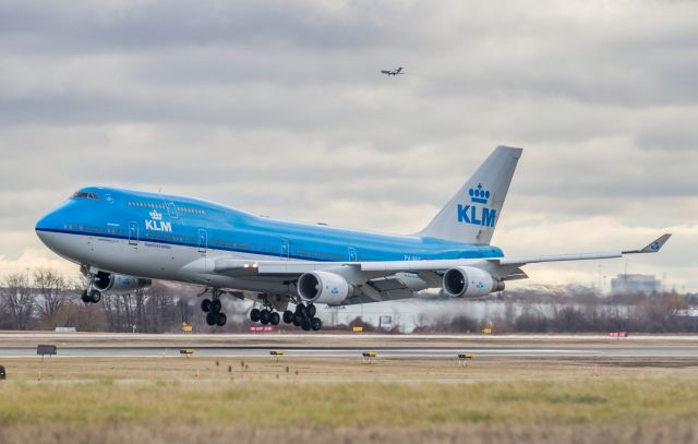 Boeing 747-400 (PH-BFG) - KLM31 arrives from Amsterdam and is about to touch down on runway 05 at YYZ. Yes! that is a Boeing 727 in the background on short finals for runway 06L, (Cargojet)