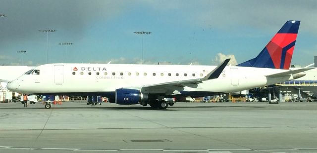 Embraer 175 (N251SY)