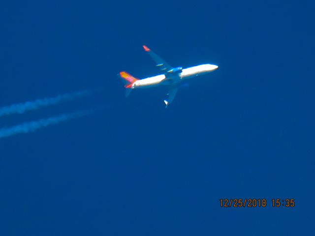 Boeing 737-800 (C-FTJH)