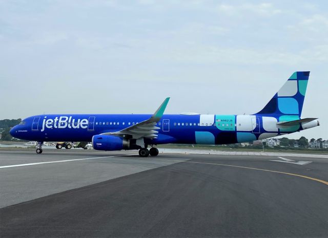 Airbus A321 (N982JB) - Jetblue A321 new livery.br /4R landing taxiing inbound on November TWY