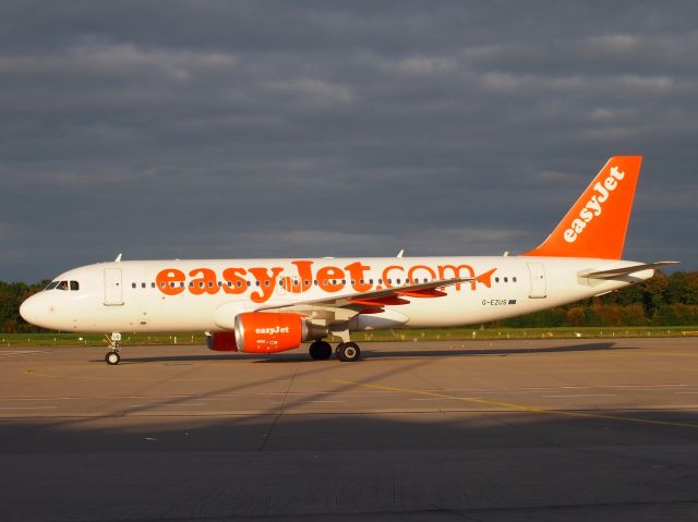 Airbus A320 (G-EZUS)