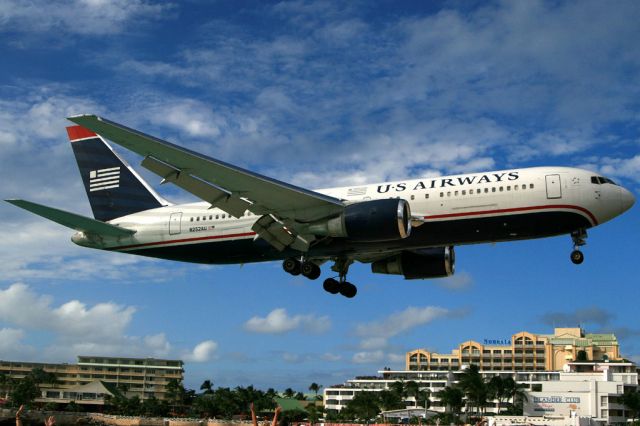 BOEING 767-200 (N252AU)