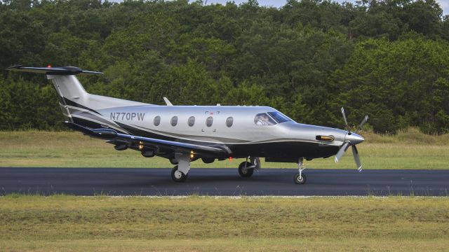 Pilatus PC-12 (N770PW) - I got a wave from the F/O!