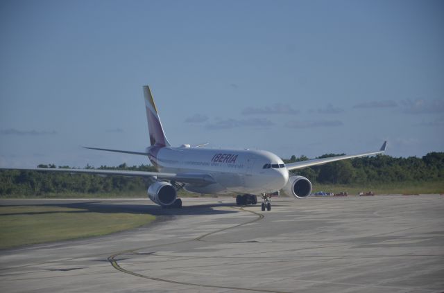 Airbus A330-300 (EC-MNK) - Foto tomada desde el A330 de Iberia EC-LYF Juan Carlos I en nuestra escala en Santo Domingo  rumbo a Caracas. El avión fotografiado se llama Bogotá