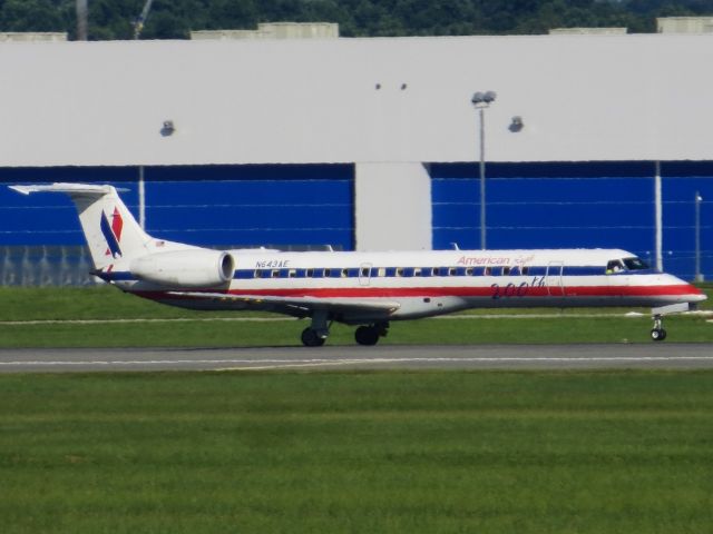 Embraer ERJ-145 (N643AE) - American Eagle ERJ-145 (The "200th" Embraer Regional Jet) 7/29/13