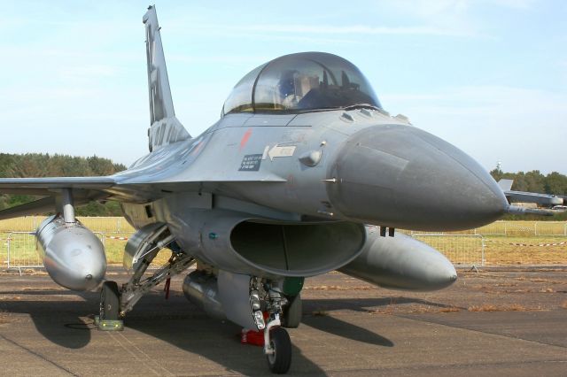 Lockheed F-16 Fighting Falcon (LZB21) - General Dynamics F-16BM Falcon of Belgium Air Force, Lann Bihoué Naval Air Base (LFRH-LRT)