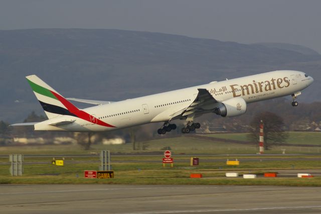 BOEING 777-300 (A6-EPJ)