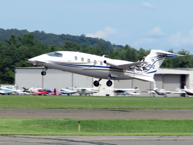 Piaggio P.180 Avanti (N179SL) - Take off runway 26.