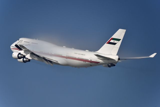 Boeing 747-400 (A6-HRM)