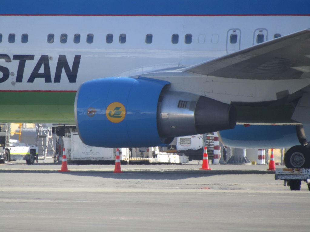 BOEING 767-300 (UK-67007)