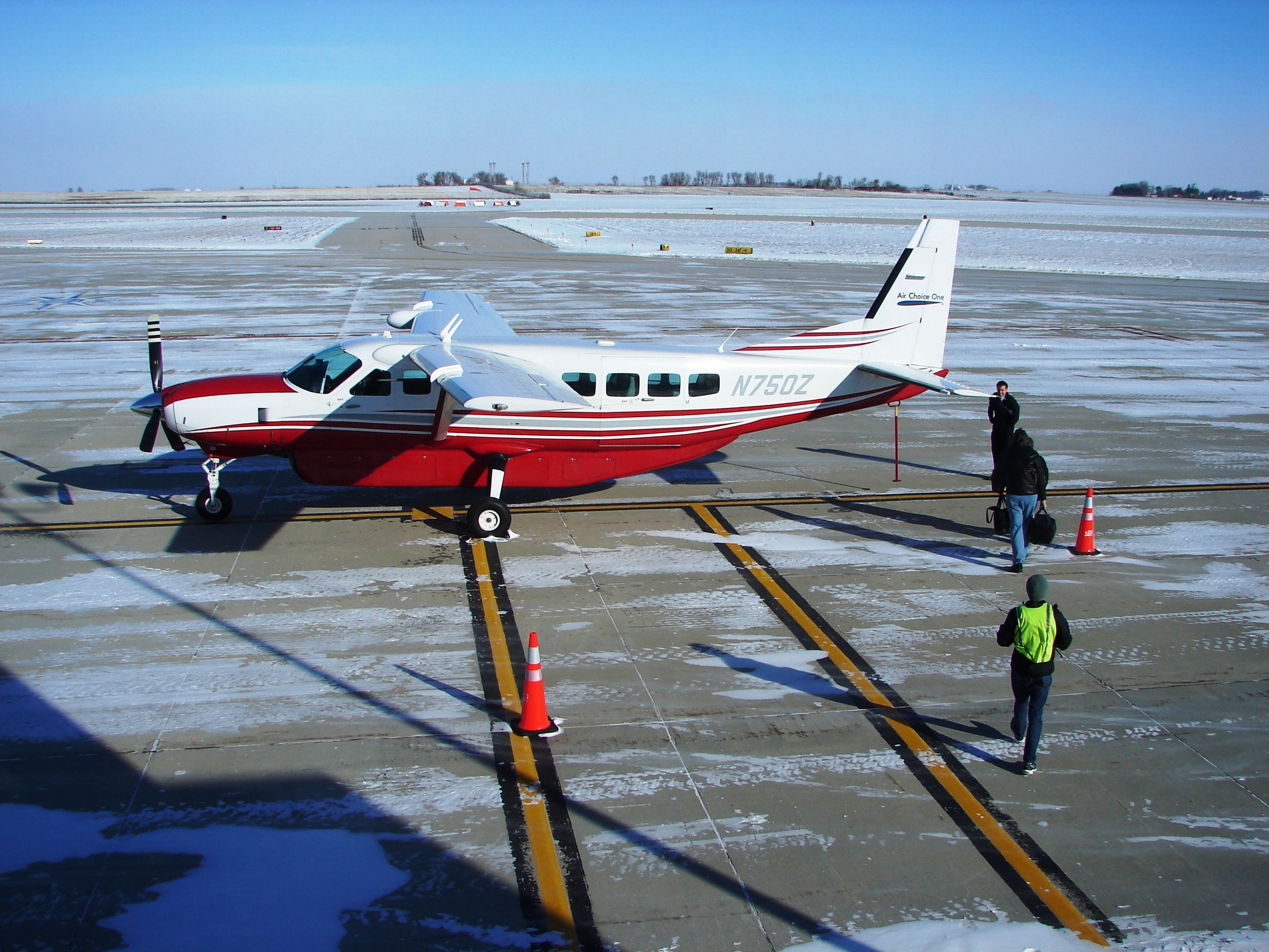 Cessna Caravan (N750Z) - Air Choice One loading up at MCW