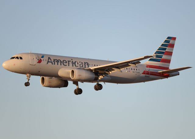 Airbus A320 (N679AW)