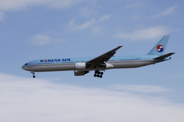 BOEING 777-300 (HL7533) - Final Approach to NRT Airport R/W34L on 2012/01/03