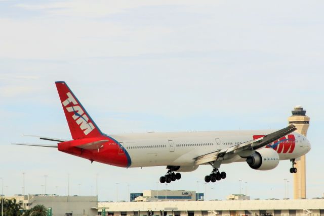 BOEING 777-300 (PT-MUA)