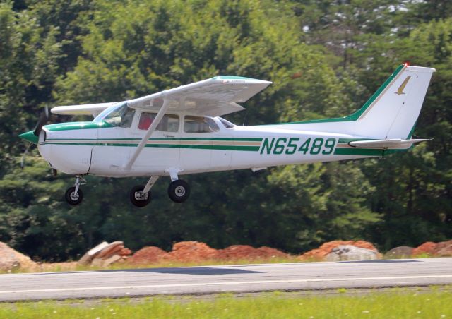 Cessna Skyhawk (N65489) - Landing at GMU, July 2023