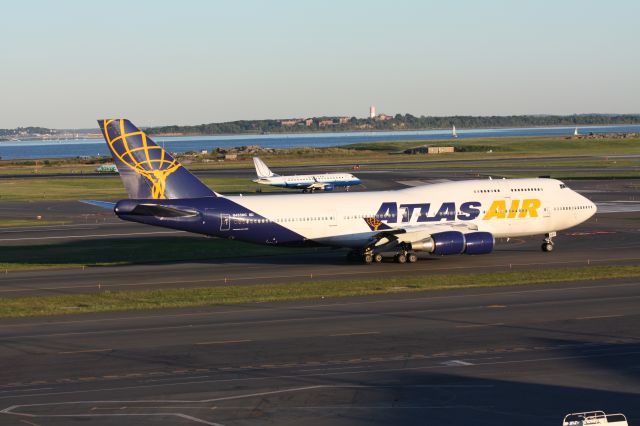 Boeing 747-400 (N465MC)