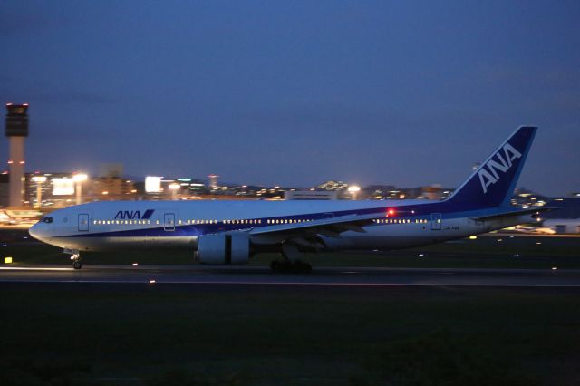 Boeing 777-200 (JA714A)