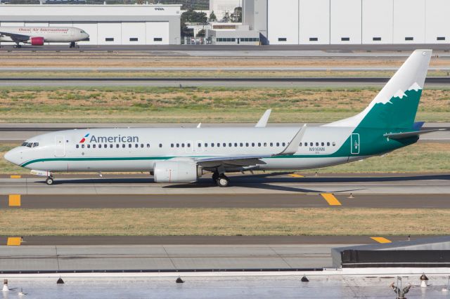 Boeing 737-800 (N916NN)