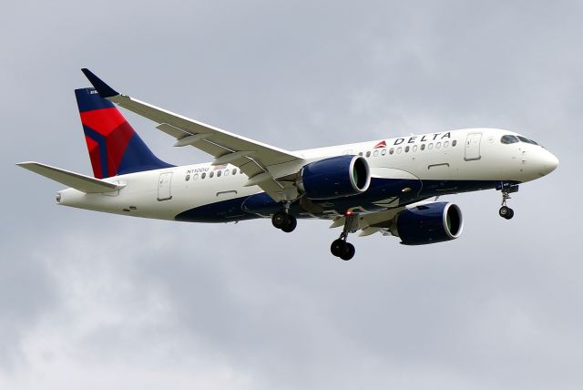 Airbus A220-100 (N110DU) - DL 1319 shuttling back from LaGuardia