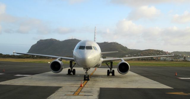 Airbus A320 (N125UW)