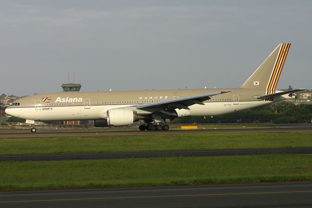 BOEING 777-200LR (HL7732)