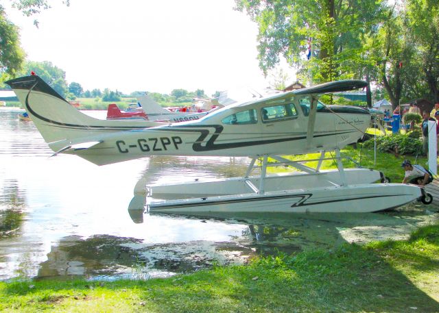 Cessna Skylane (C-GZPP) - At Oshkosh. 1986 Cessna 182R Skylane 