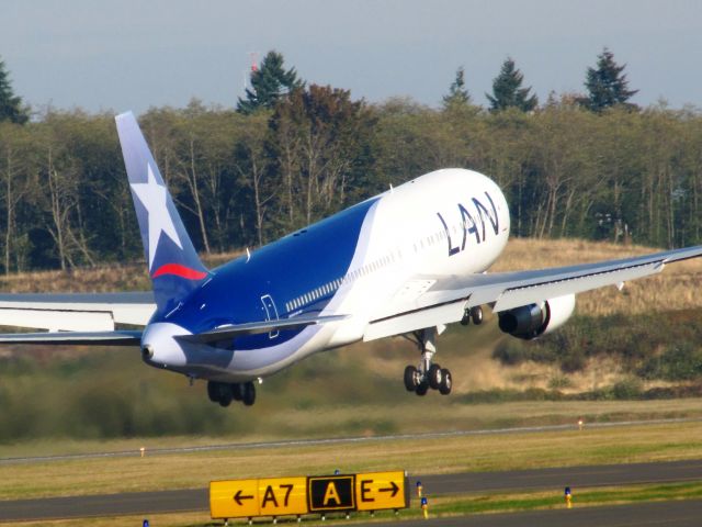 BOEING 767-300 (CC-BDB)