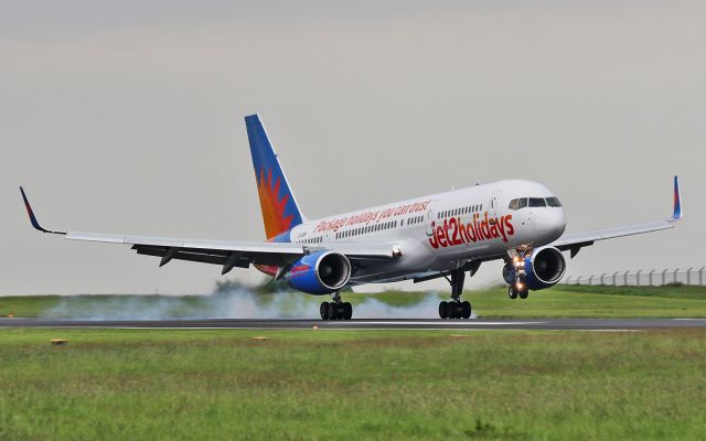 Boeing 757-200 (G-LSAN) - jet2holidays b757-2 g-lsan training at shannon this evening 26/5/16.